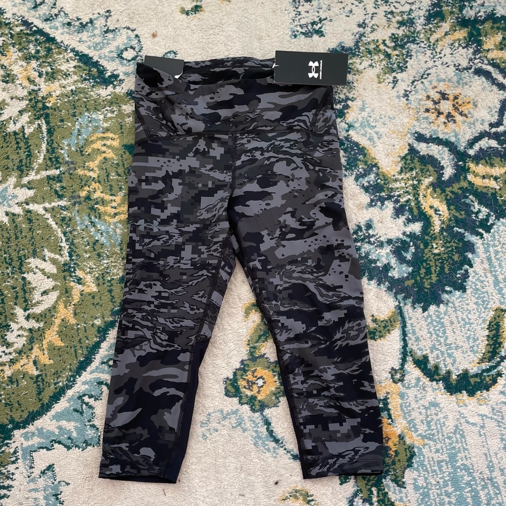 NEW $55 Under Armour women size small speed capri legging mid rise black gray